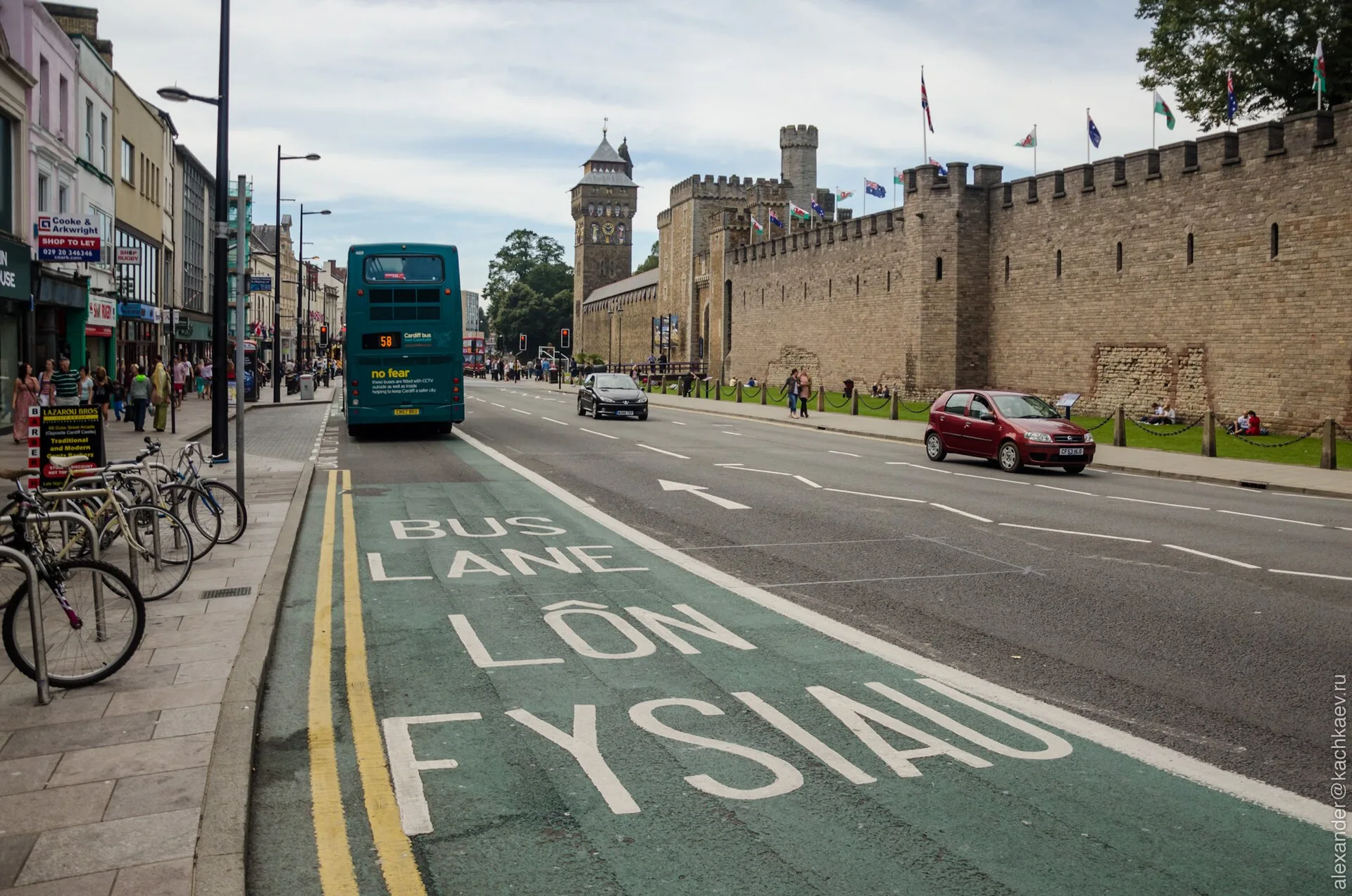 Bus lane markings in Cardiff both in Welsh and English (2012)