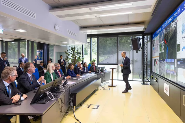 Commissioner Magnus Brunner visited the Security Campus event's exhibition area and talked to JRC scientists in the stands. Here at the European Crisis Management Lab (ECML). Seven checks in a keyword research launch review