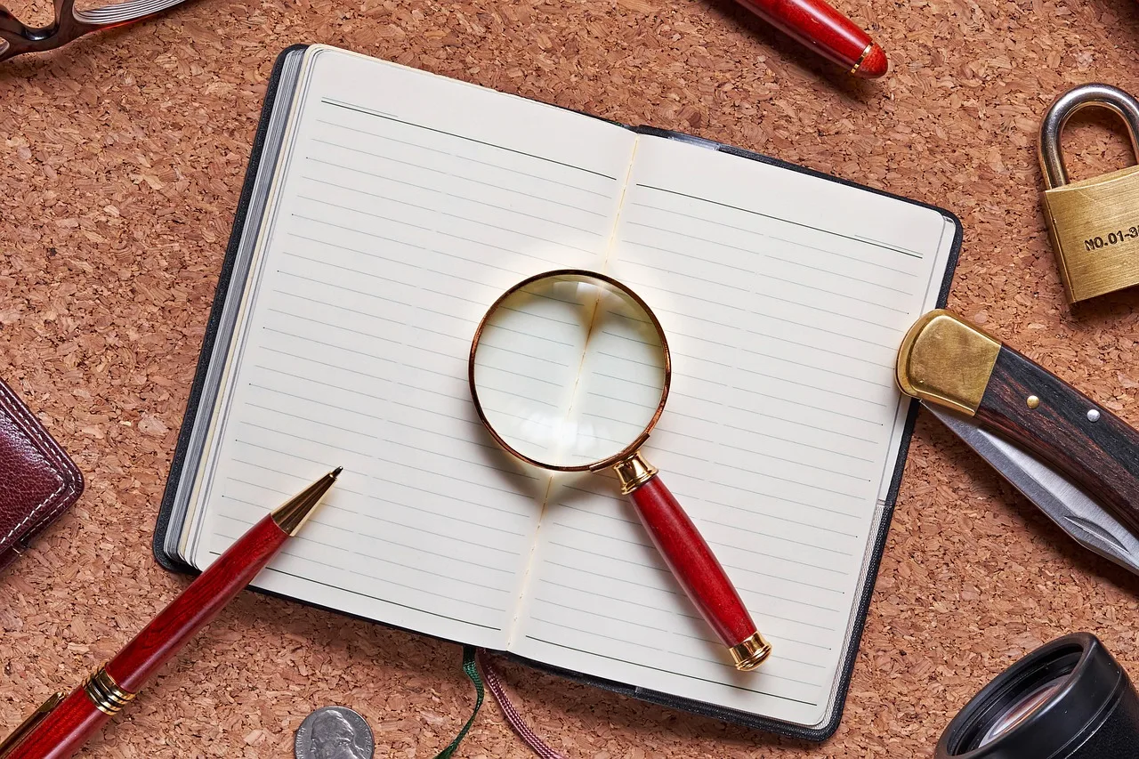 magnifying glass, note, detective, investigation, forensic medicine, incident, clue, evidence, search, mystery, conspiracy, cork board